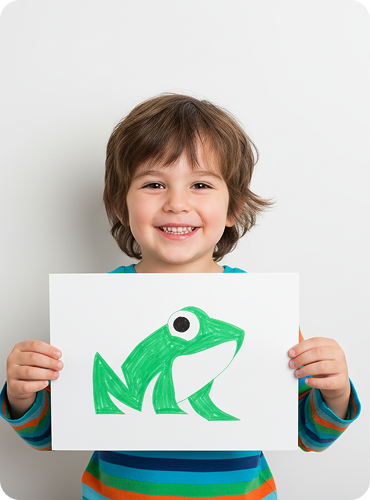 Criança segurando desenho de sapo